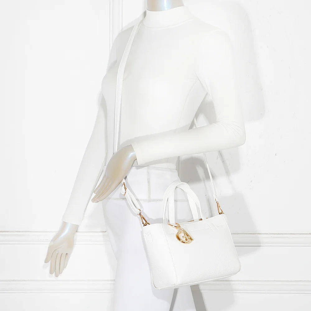 Sac Belleza blanc porté par une femme : poignées à la main ou bandoulière amovible à l’épaule – réf. Z-83077