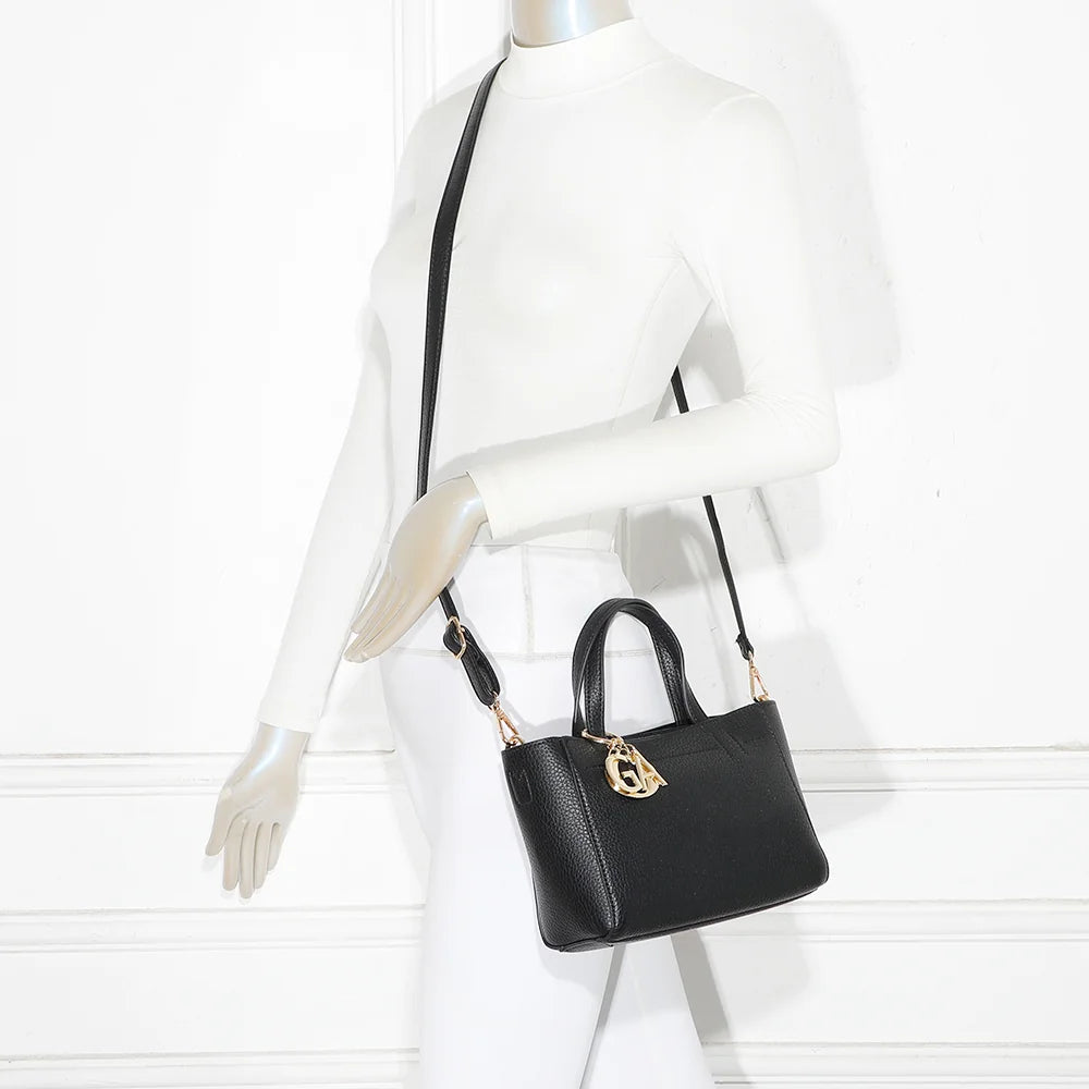 Sac Belleza noir porté par une femme : poignées à la main ou bandoulière amovible à l’épaule – réf. Z-83077