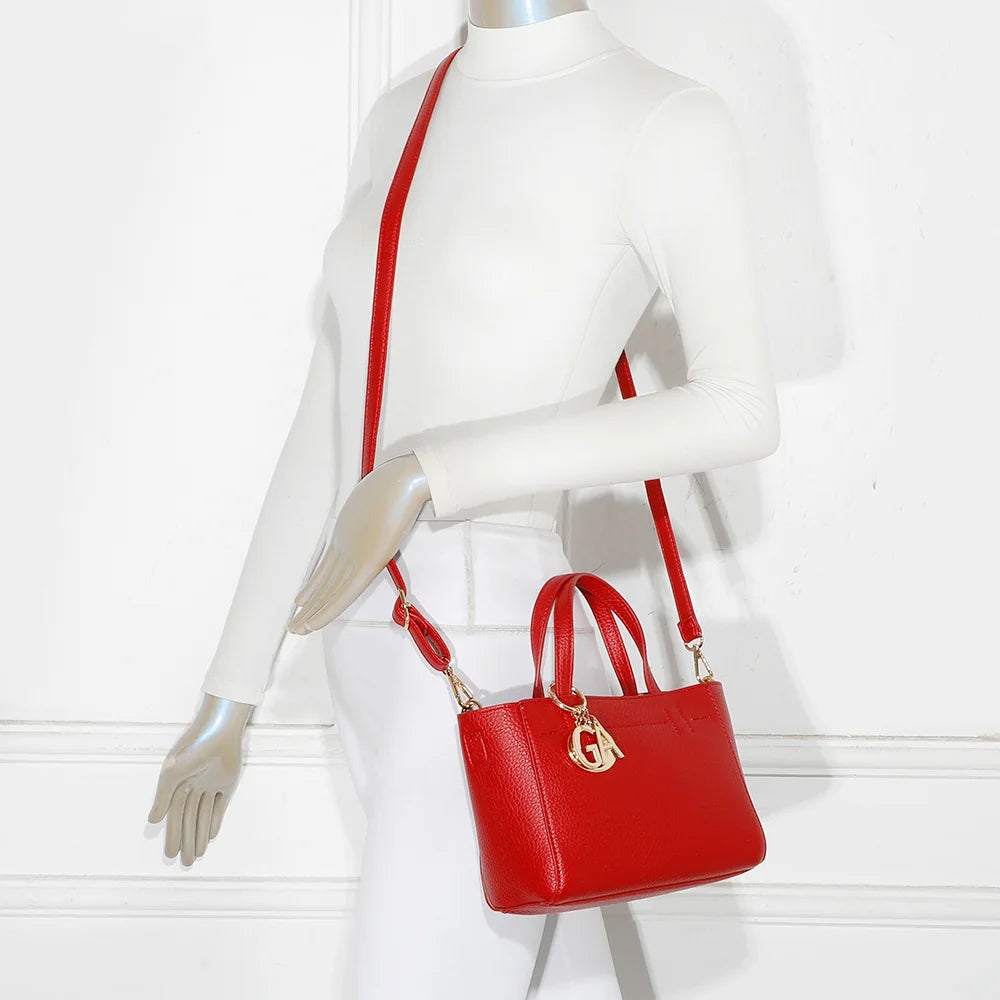 Sac Belleza rouge porté par une femme : poignées à la main ou bandoulière amovible à l’épaule – réf. Z-83077