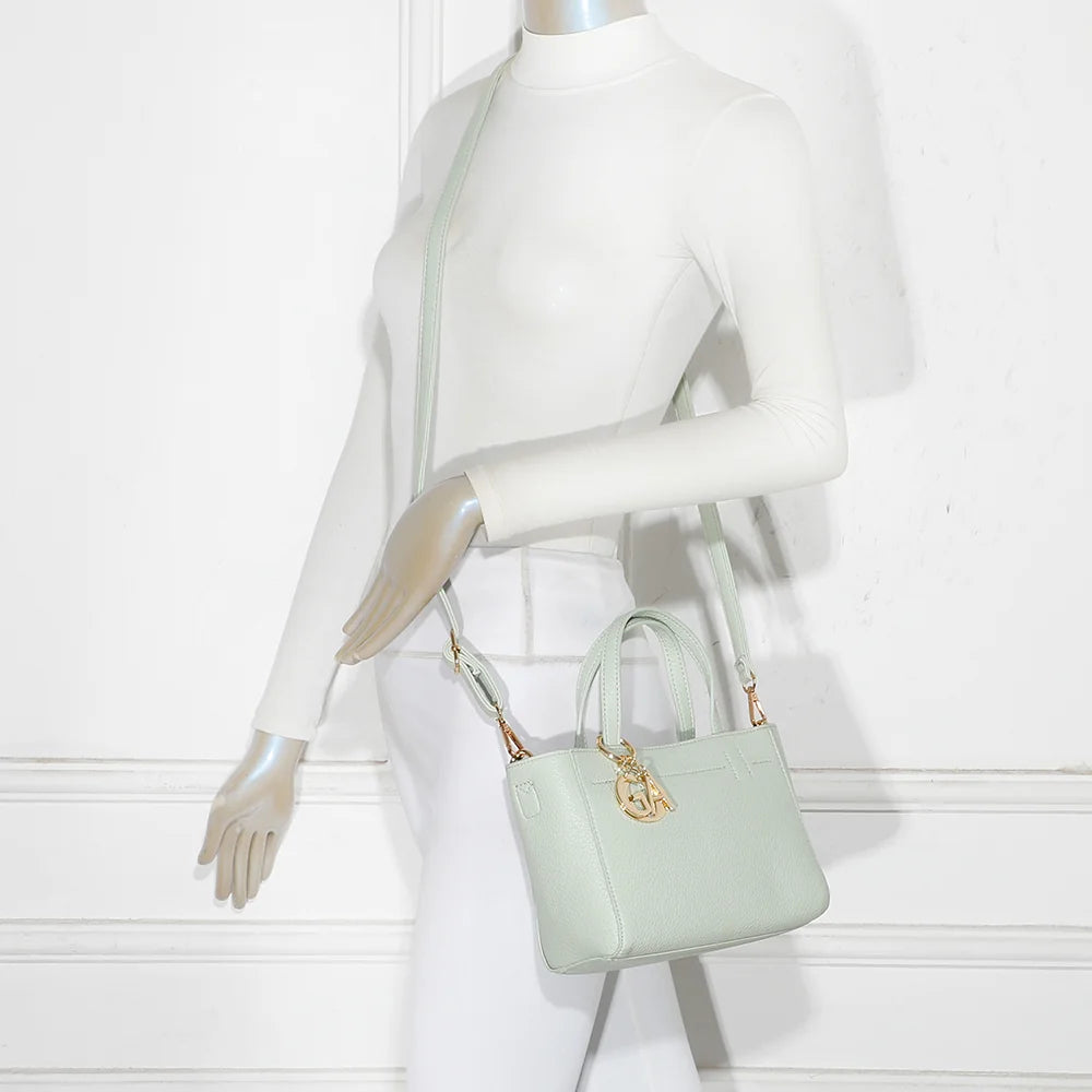 Sac Belleza vert clair porté par une femme : poignées à la main ou bandoulière amovible à l’épaule – réf. Z-83077