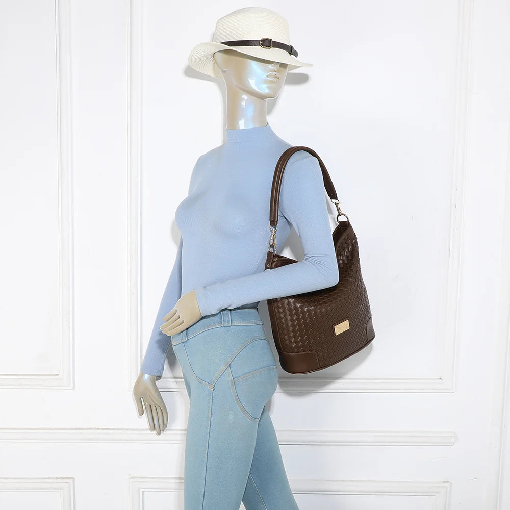 Sac Bellina café porté par une femme, à l’épaule avec son anse courte – réf. M-9271-10