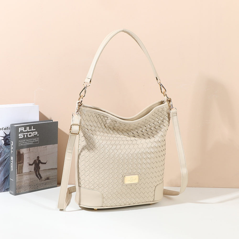 Sac à main tressé Bellina mis en scène dans un décor d’intérieur – visuel d’ambiance créé avec l’IA – Gallantry Paris