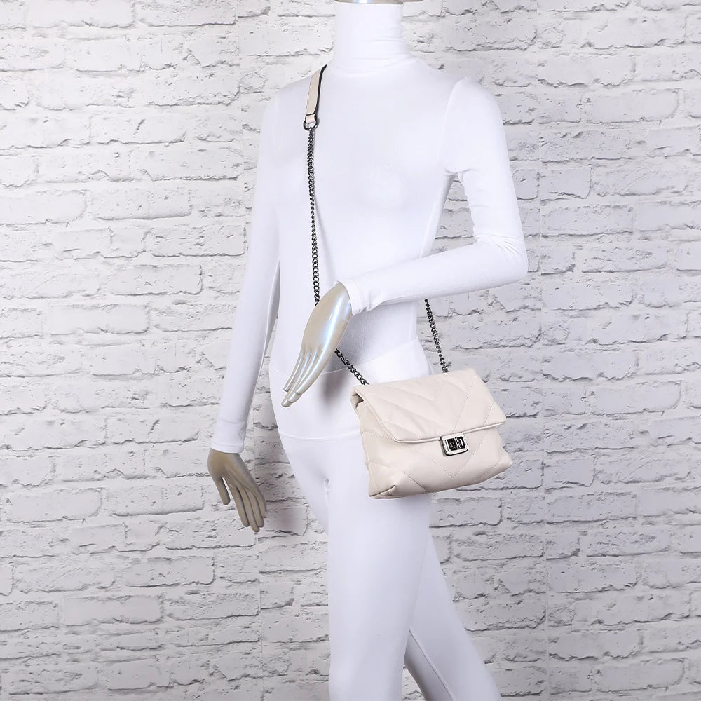 Sac Bianca beige porté par une femme, en bandoulière chaîne et lanière, pour un style chic – réf. R-1583