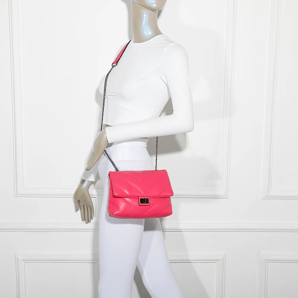 Sac Bianca fuschia porté par une femme, en bandoulière chaîne et lanière, pour un style chic – réf. R-1583