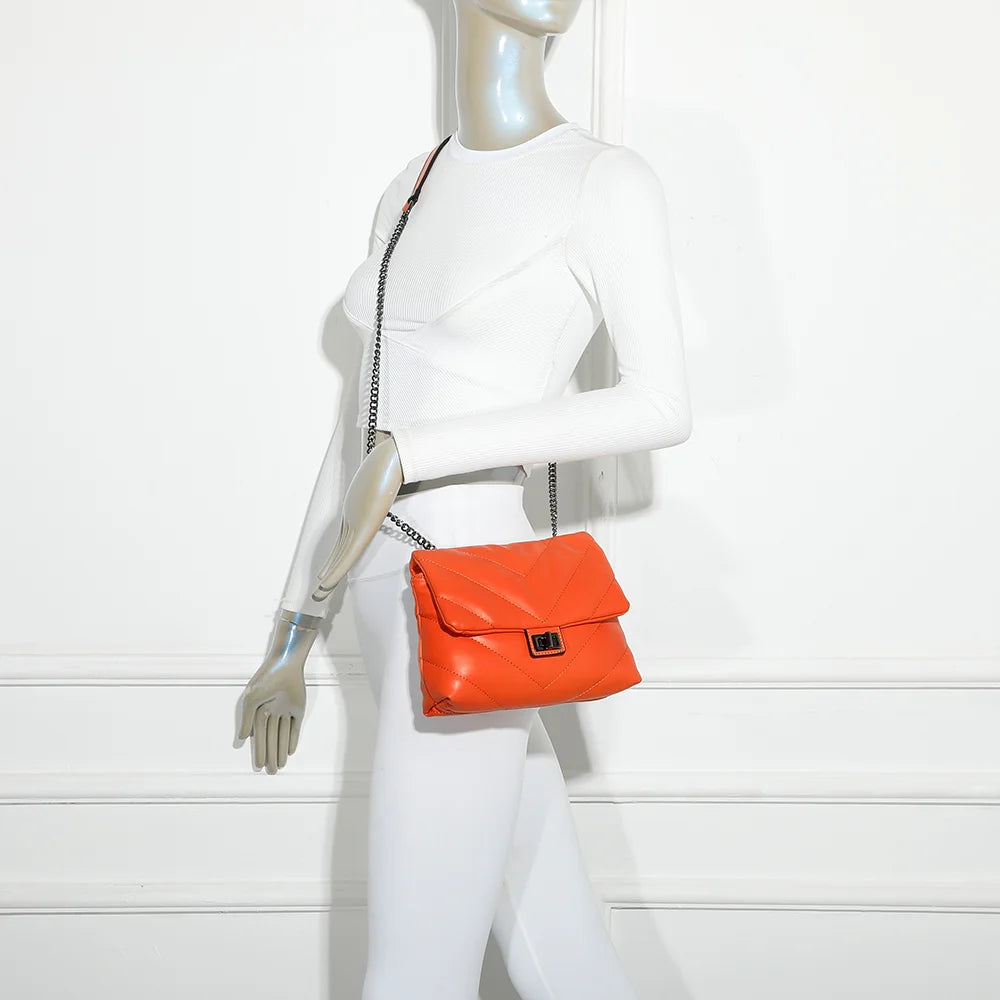 Sac Bianca orange porté par une femme, en bandoulière chaîne et lanière, pour un style chic – réf. R-1583