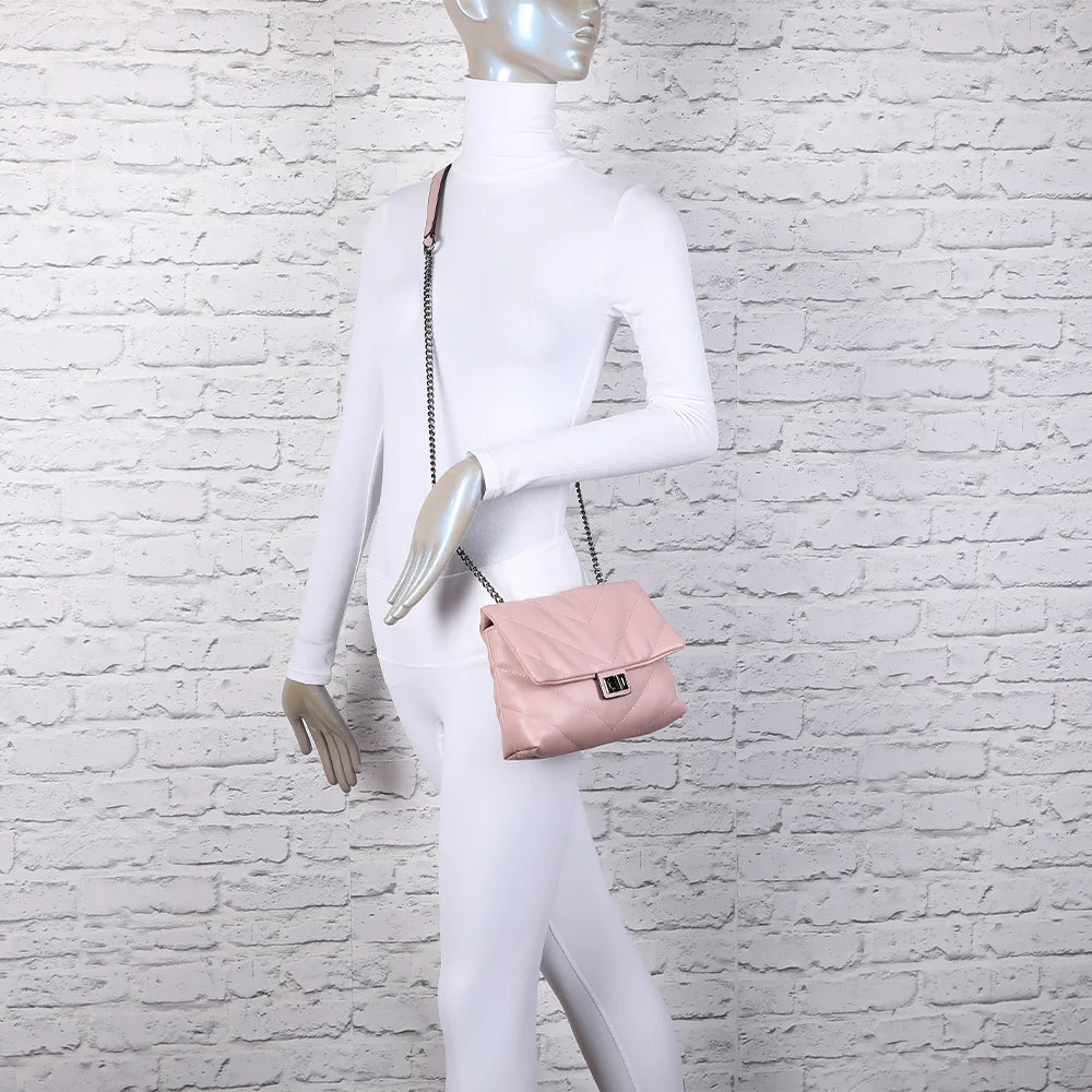 Sac Bianca rose porté par une femme, en bandoulière chaîne et lanière, pour un style chic – réf. R-1583