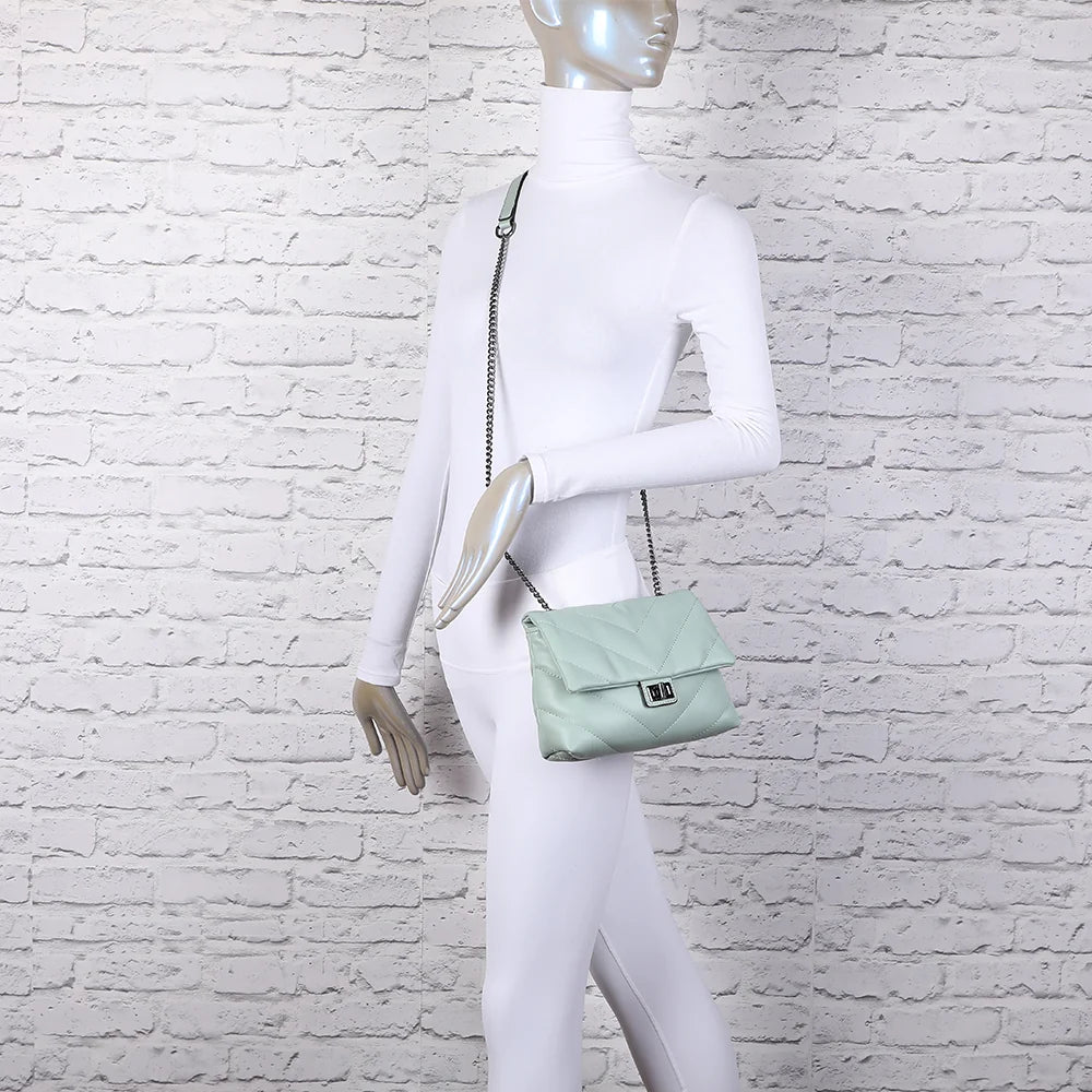 Sac Bianca vert clair porté par une femme, en bandoulière chaîne et lanière, pour un style chic – réf. R-1583