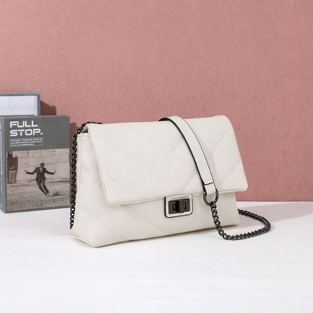 Sac bandoulière femme Bianca matelassé en chevrons en situation – visuel d'ambiance créé avec l'IA – Gallantry Paris