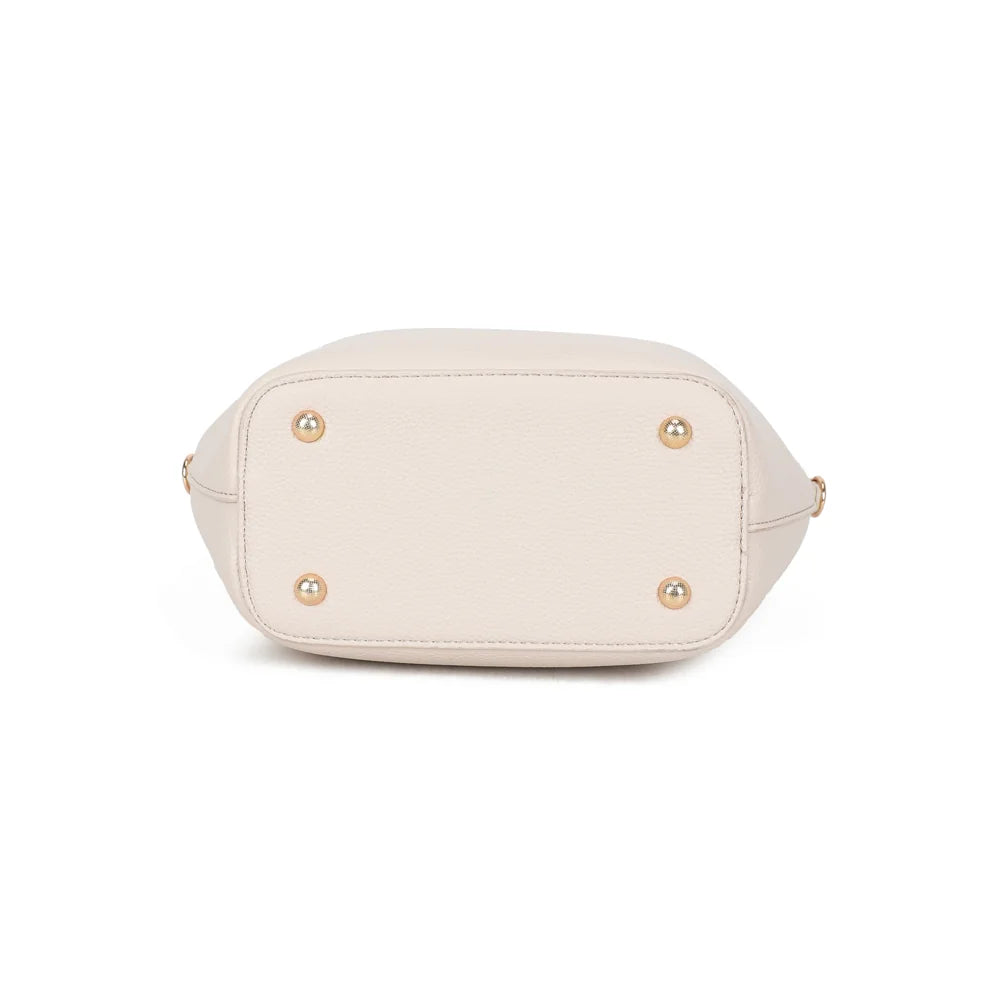 Vue de dessous du Blossom beige en simili cuir grainé, pour découvrir la base de ce petit sac – réf. A-9149