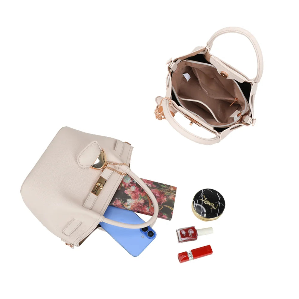 Intérieur du Blossom beige : de la place pour téléphone, portefeuille et petites trousses de maquillage – réf. A-9149