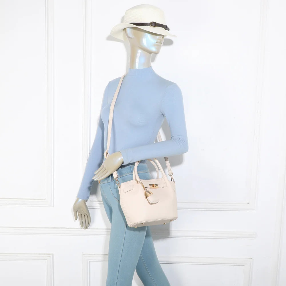 Sac Blossom beige porté par une femme, à la main ou à l’épaule grâce à sa bandoulière amovible – réf. A-9149