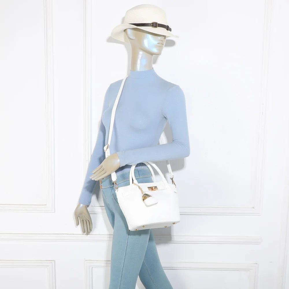 Sac Blossom blanc porté par une femme, à la main ou à l’épaule grâce à sa bandoulière amovible – réf. A-9149