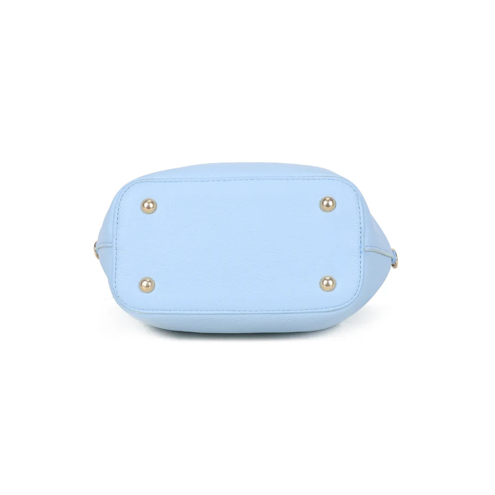 Vue de dessous du Blossom bleu clair en simili cuir grainé, pour découvrir la base de ce petit sac – réf. A-9149