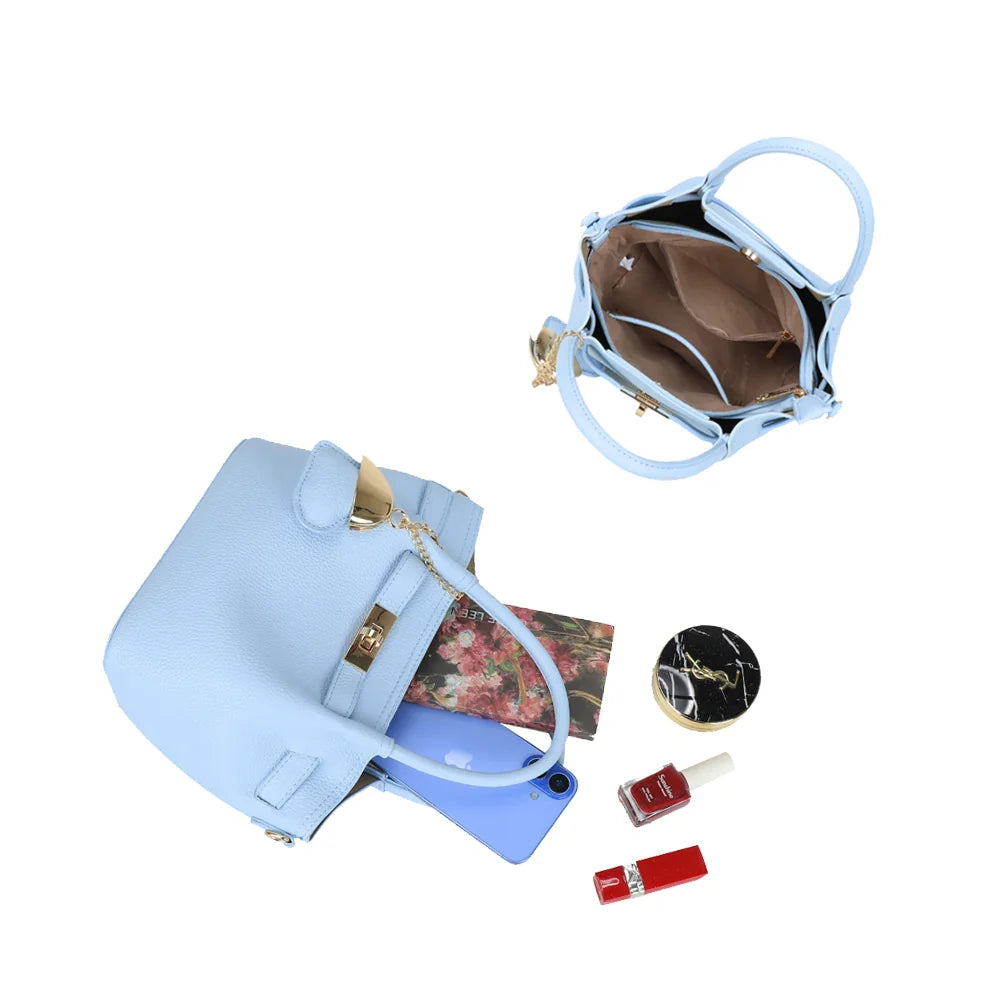 Intérieur du Blossom bleu clair : de la place pour téléphone, portefeuille et petites trousses de maquillage – réf. A-9149