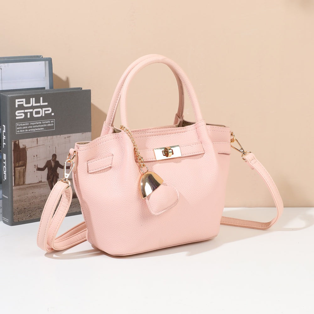 Sac à main Blossom rose poudré mis en scène dans un décor d’ambiance – visuel d’ambiance créé avec l’IA – Gallantry Paris