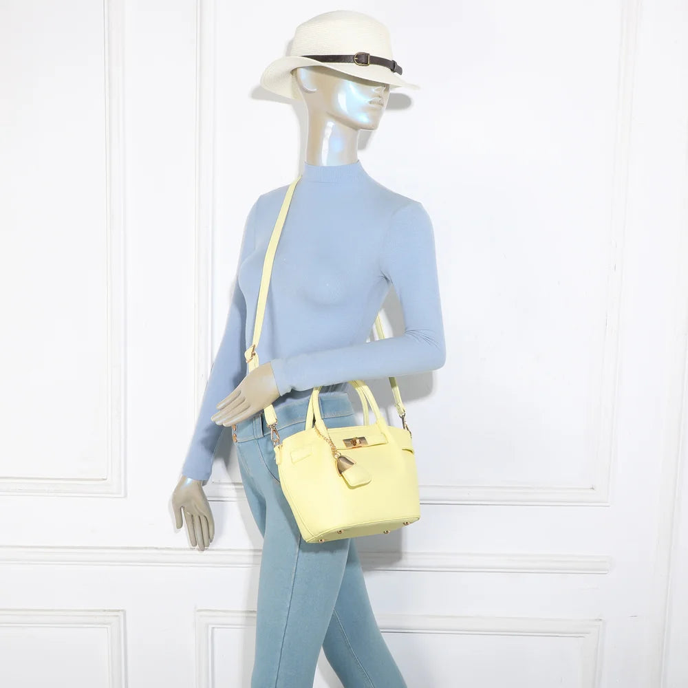 Sac Blossom jaune porté par une femme, à la main ou à l’épaule grâce à sa bandoulière amovible – réf. A-9149