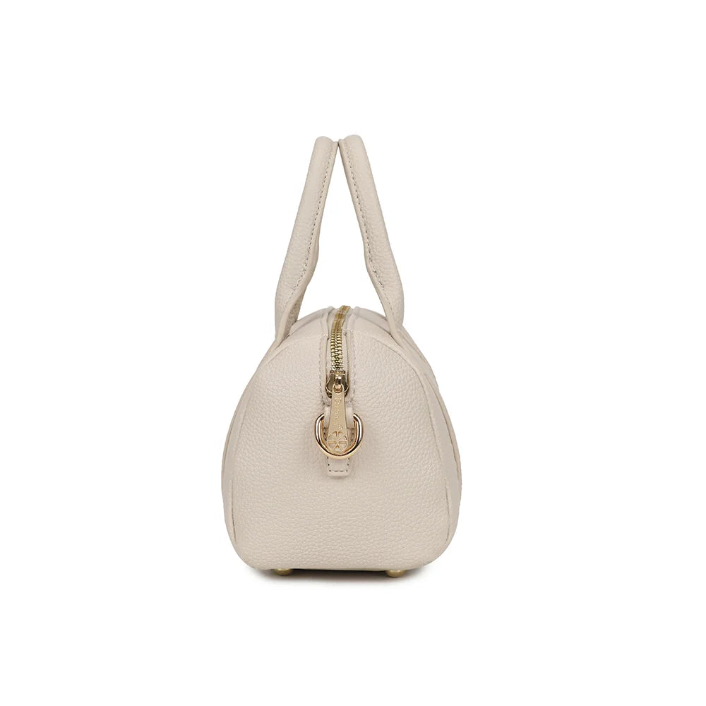 Profil du Bowlbag mini beige : forme tonneau compacte et anneau doré pour la bandoulière – réf. R-1995