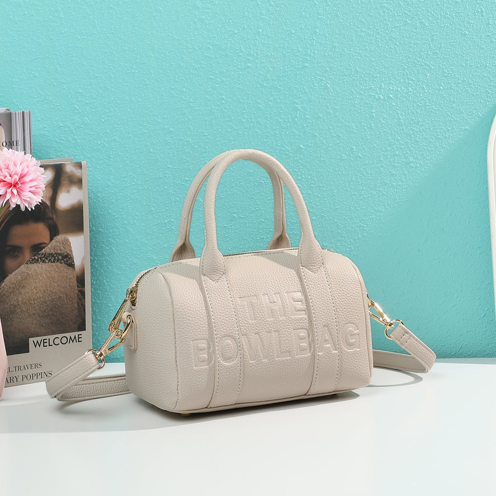 Bowlbag mini beige, mini sac bowling femme, mis en scène dans un décor – visuel d’ambiance créé avec l’IA – Gallantry Paris