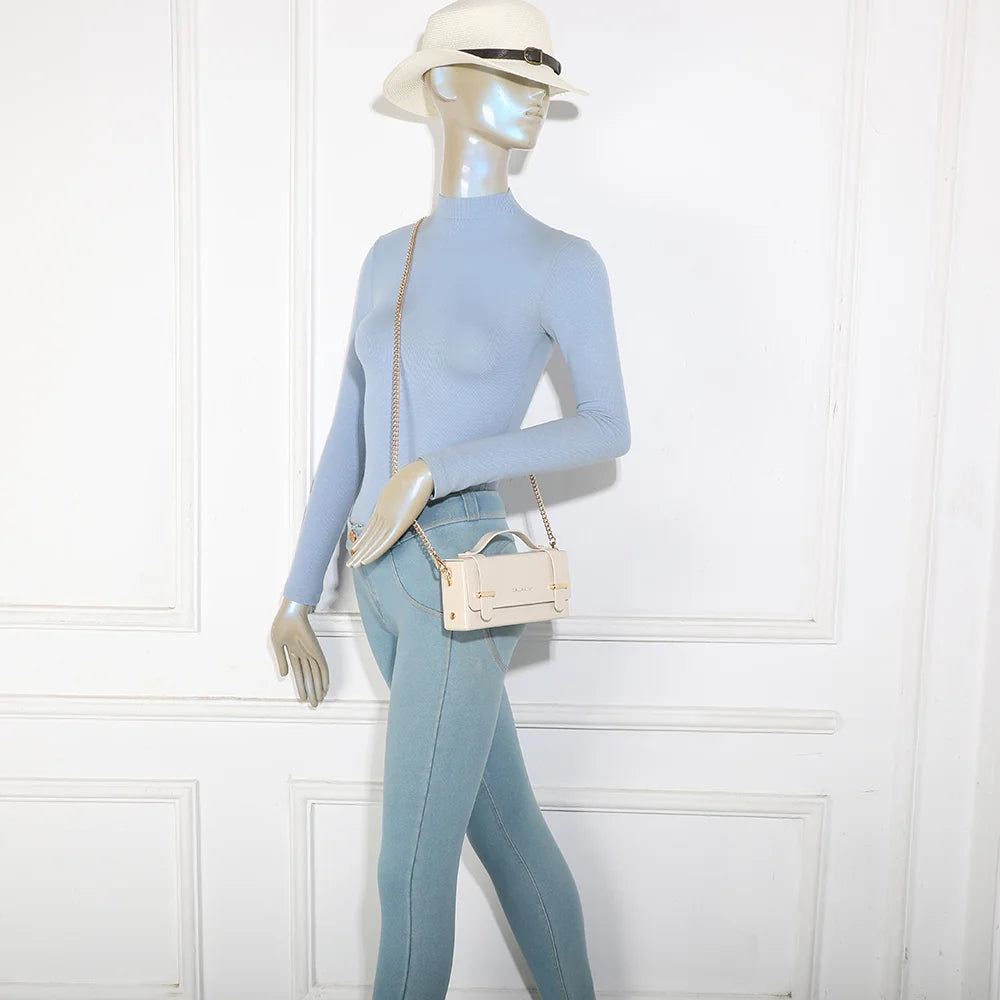 Sac Boxy beige porté par une femme, avec sa chaîne dorée amovible pour un look chic – réf. MW-24001