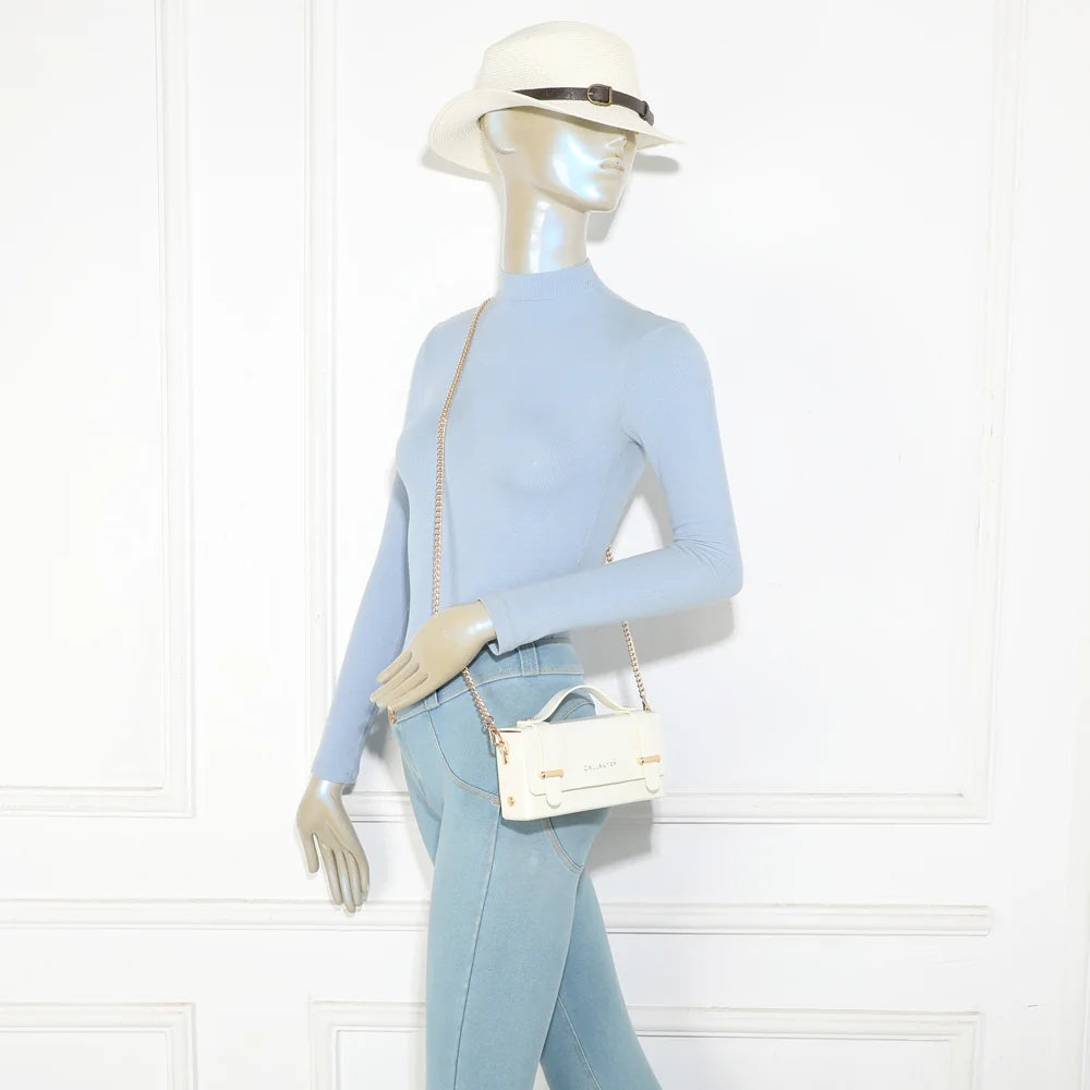 Sac Boxy blanc porté par une femme, avec sa chaîne dorée amovible pour un look chic – réf. MW-24001