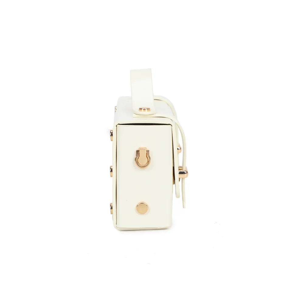 Profil du Boxy blanc : 5 cm de profondeur et anneau doré pour accrocher la chaîne – réf. MW-24001