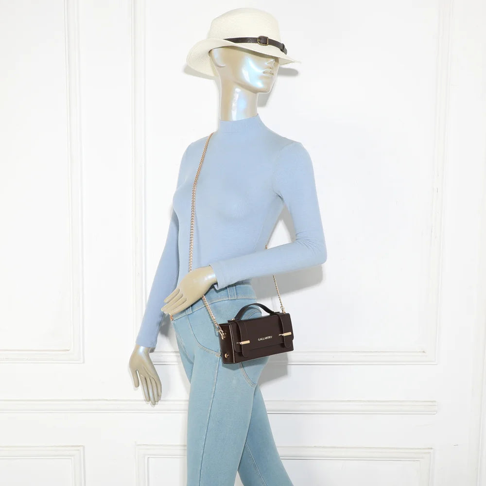 Sac Boxy café porté par une femme, avec sa chaîne dorée amovible pour un look chic – réf. MW-24001