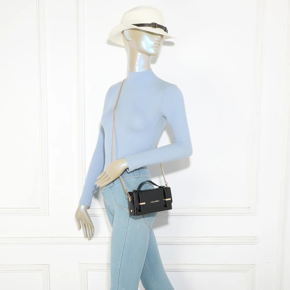 Sac Boxy noir porté par une femme, avec sa chaîne dorée amovible pour un look chic – réf. MW-24001