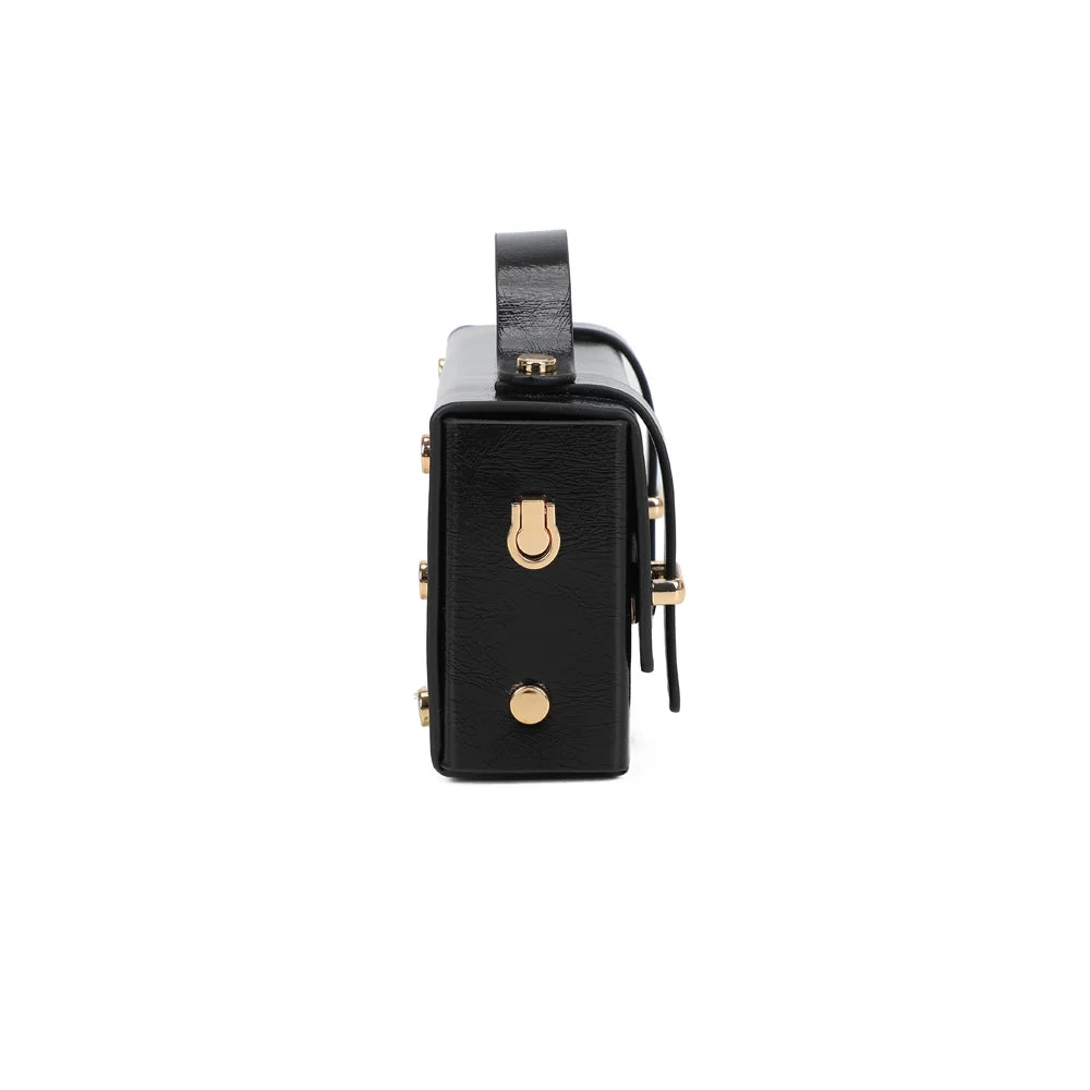 Profil du Boxy noir : 5 cm de profondeur et anneau doré pour accrocher la chaîne – réf. MW-24001