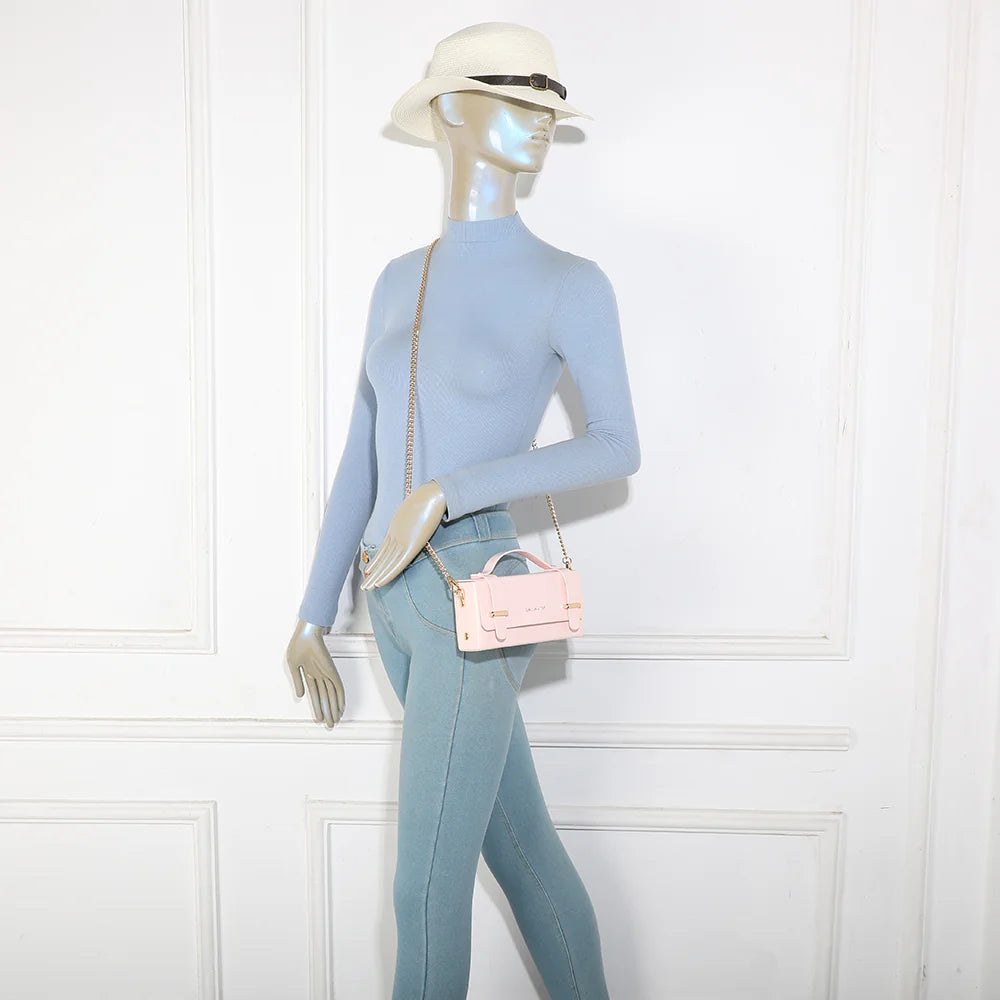 Sac Boxy rose porté par une femme, avec sa chaîne dorée amovible pour un look chic – réf. MW-24001