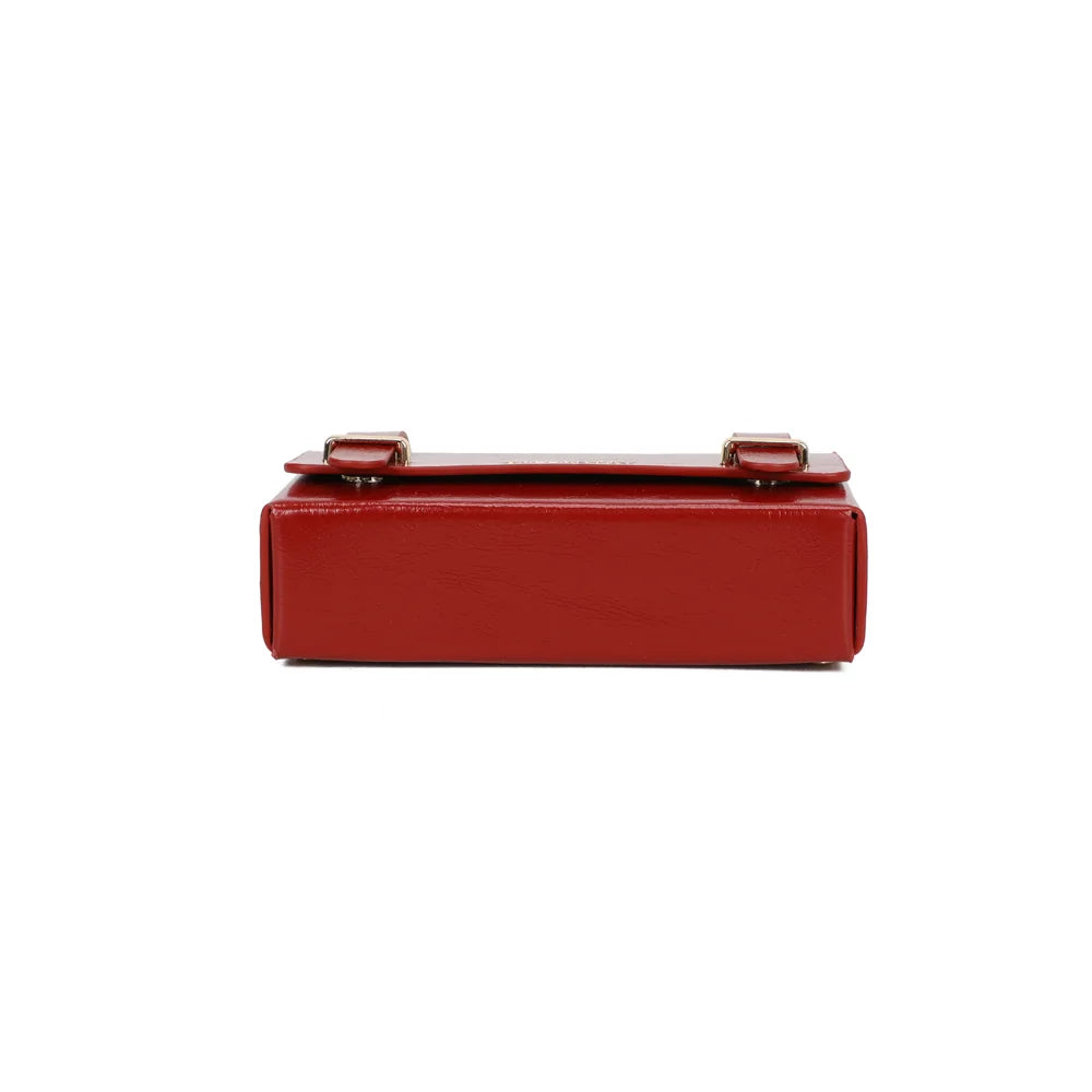 Dessous du Boxy rouge, base plate qui garde au sac sa forme de boîte structurée – réf. MW-24001