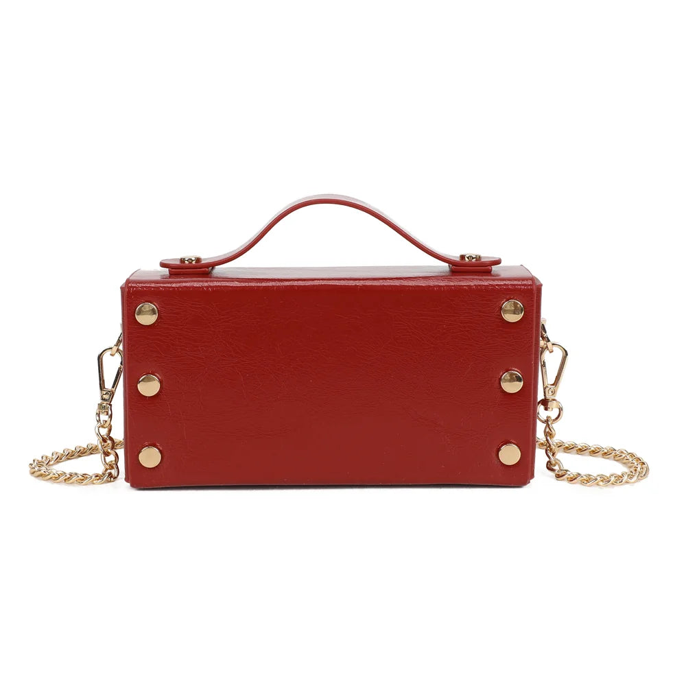 Dos du Boxy rouge, lignes nettes et poignée supérieure fixée par rivets dorés – réf. MW-24001