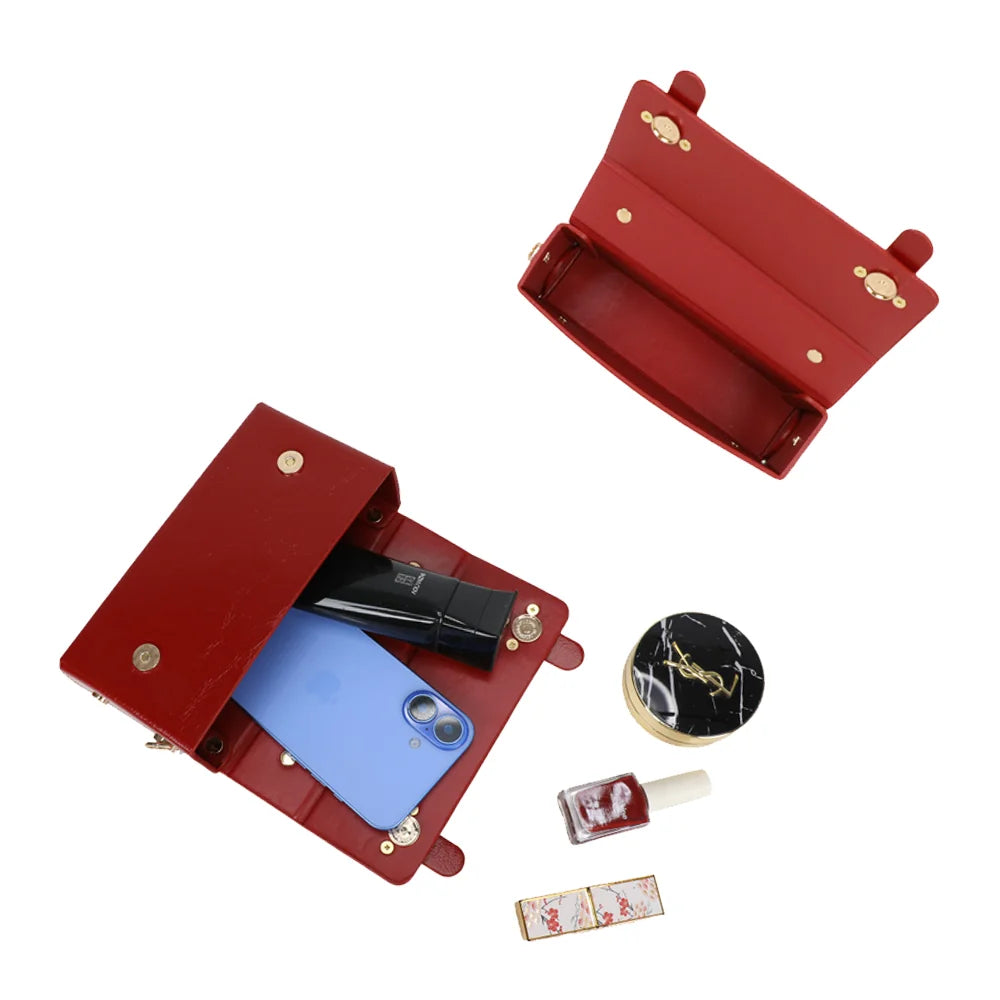 Intérieur du Boxy rouge : rabat à double fermeture magnétique et compartiment pour l’essentiel – réf. MW-24001