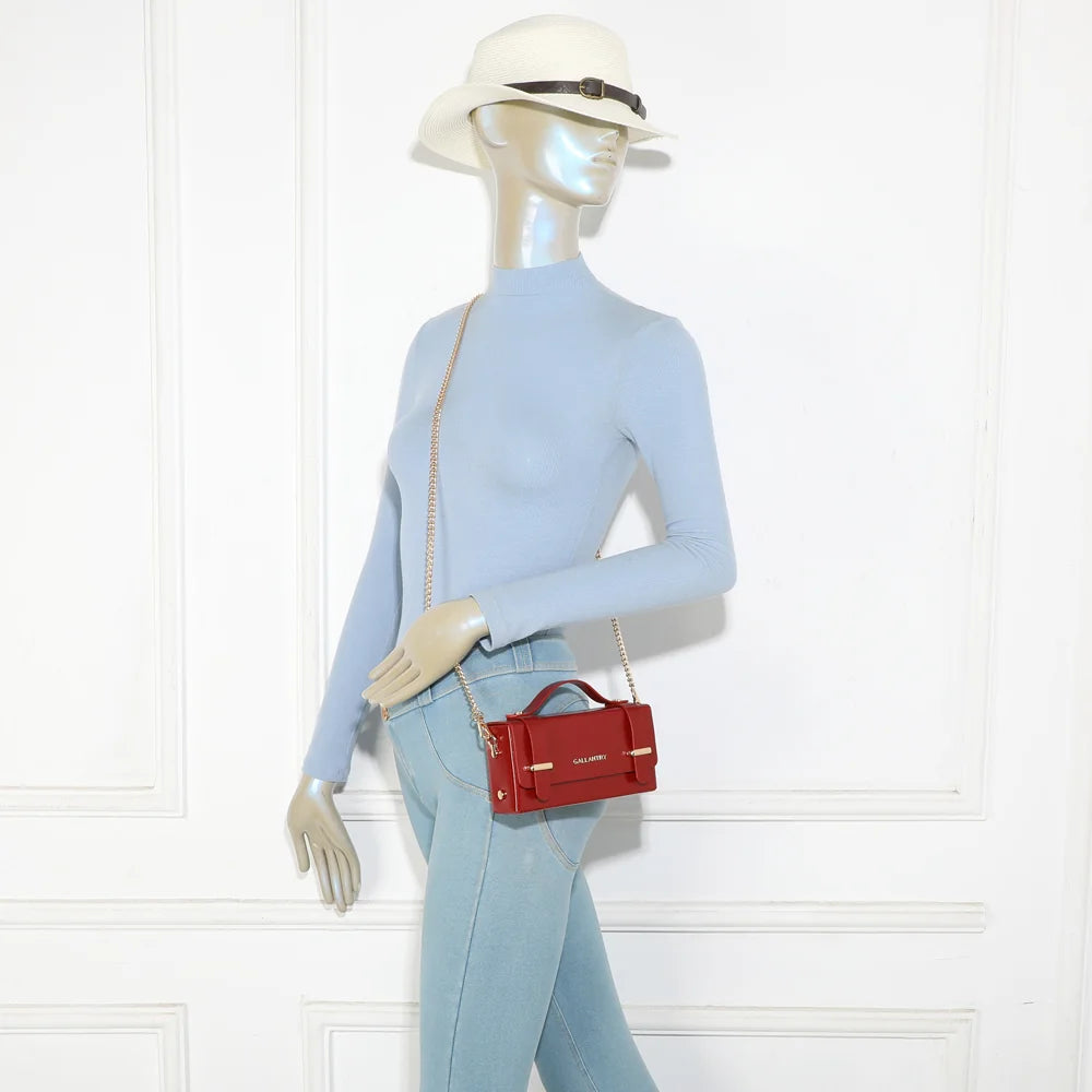 Sac Boxy rouge porté par une femme, avec sa chaîne dorée amovible pour un look chic – réf. MW-24001