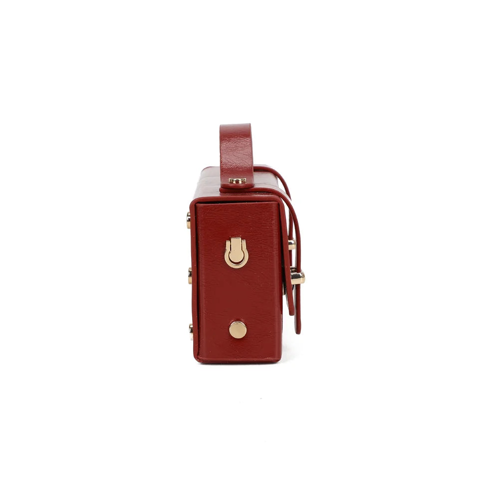 Profil du Boxy rouge : 5 cm de profondeur et anneau doré pour accrocher la chaîne – réf. MW-24001