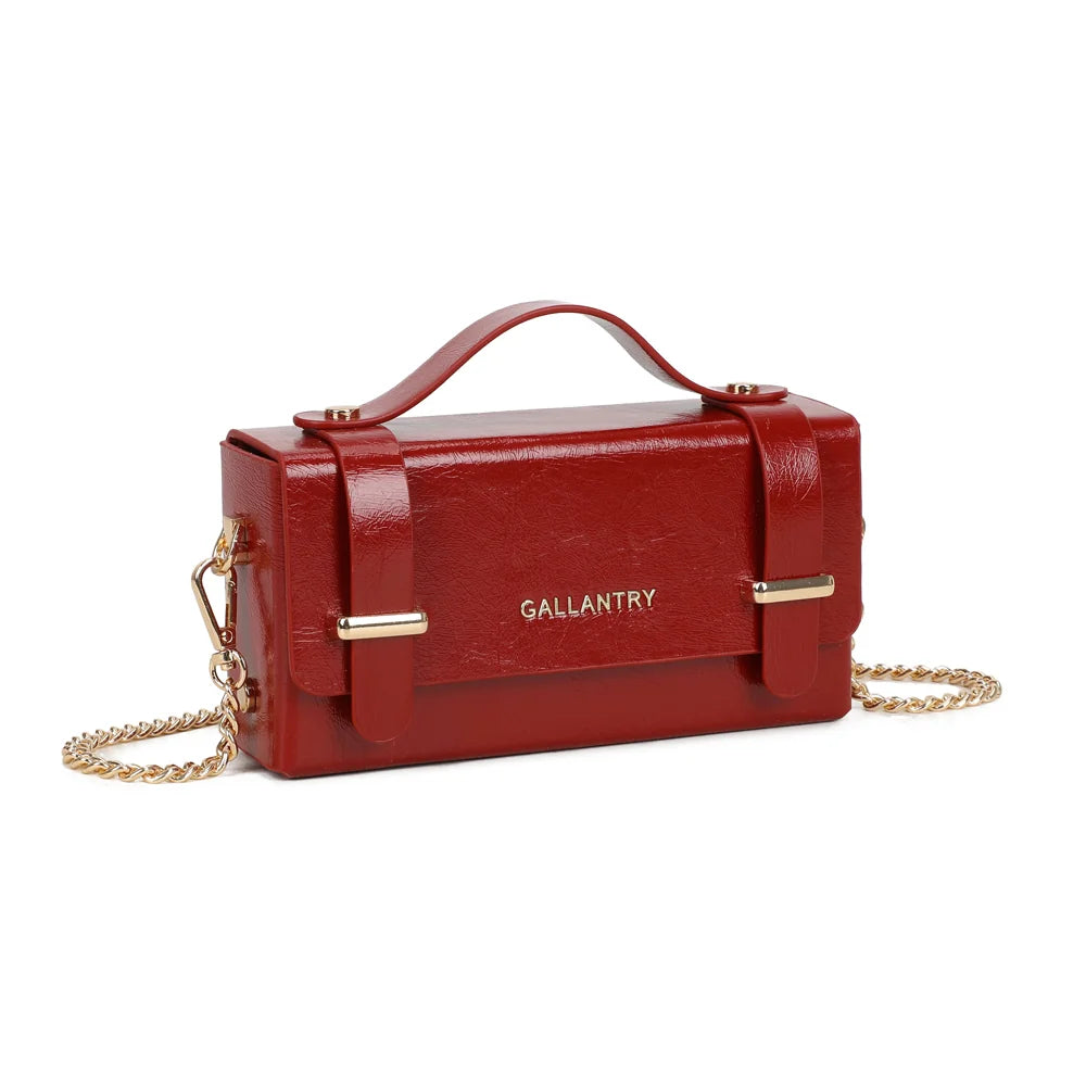 Boxy rouge vu de trois quarts : volume structuré, poignée supérieure et chaîne dorée amovible – réf. MW-24001