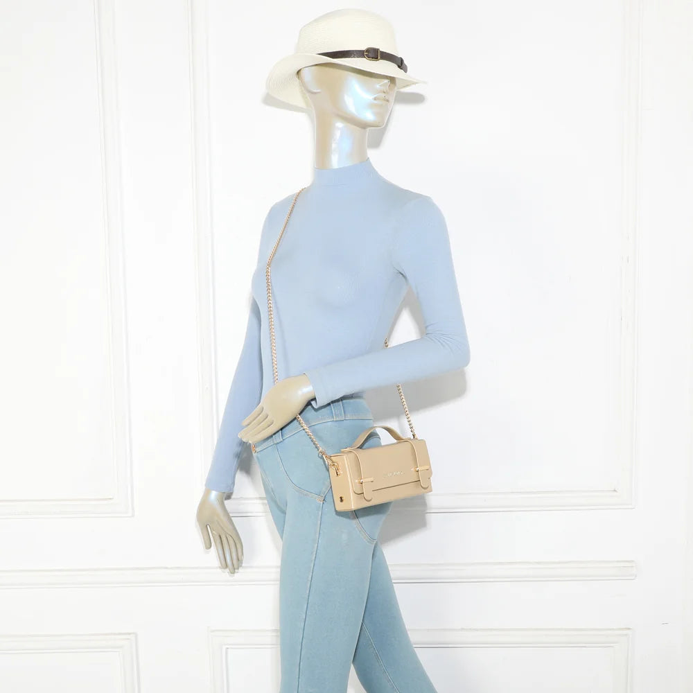Sac Boxy taupe porté par une femme, avec sa chaîne dorée amovible pour un look chic – réf. MW-24001