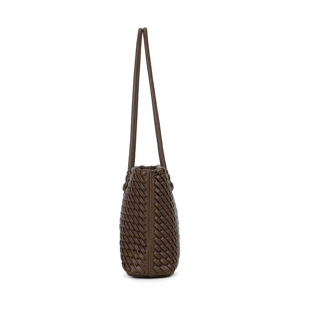 Bréva café vu de côté : des côtés droits et une silhouette fine de 8 cm de profondeur, tressée tout autour – réf. DG-5822