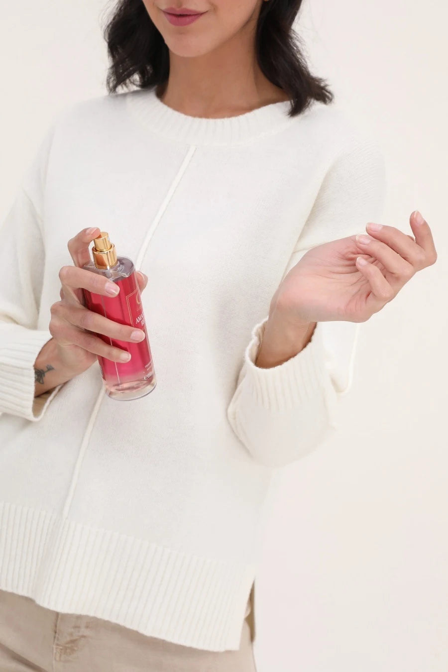 Brume parfumée Amazing Red vaporisée sur le corps et dans les cheveux