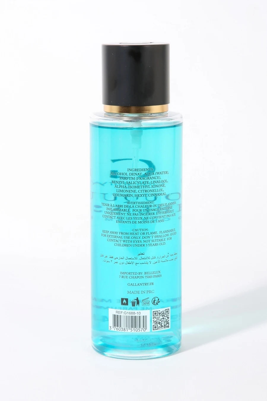 Brume parfumée Bouquet Bliss vaporisée sur les cheveux d'une femme