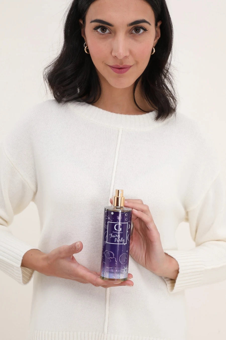Femme vaporisant la brume parfumée Fairy Party de Gallantry Paris dans ses cheveux