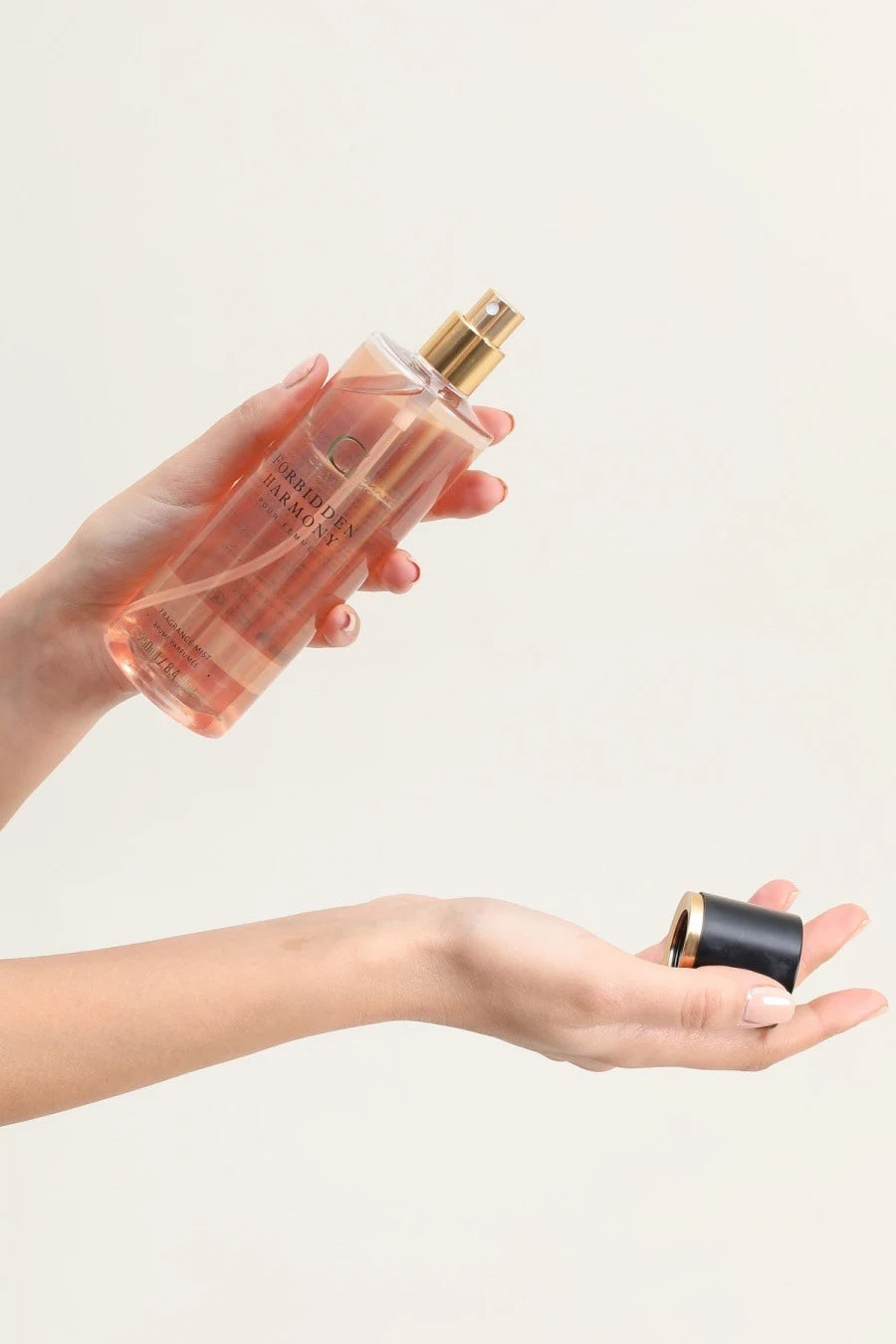 Brume parfumée Forbidden Harmony vaporisée dans les cheveux pour un sillage léger et frais