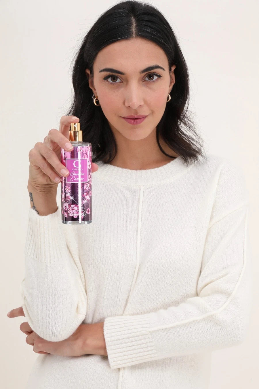 Brume parfumée Garden Cosmos vaporisée dans les cheveux, sillage frais fruité Gallantry Paris