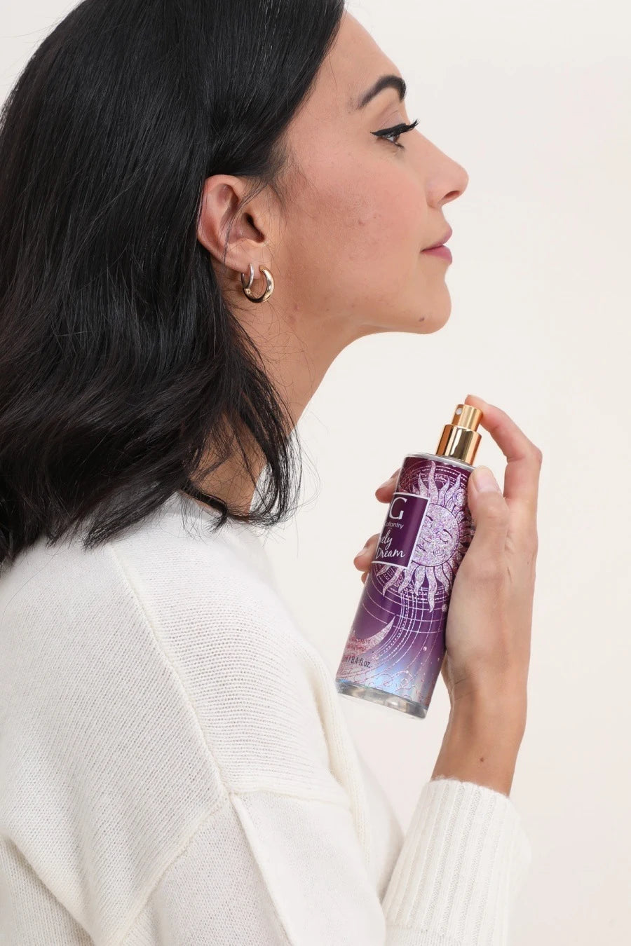 Femme vaporisant la brume parfumée Lovely Dream de Gallantry Paris dans ses cheveux