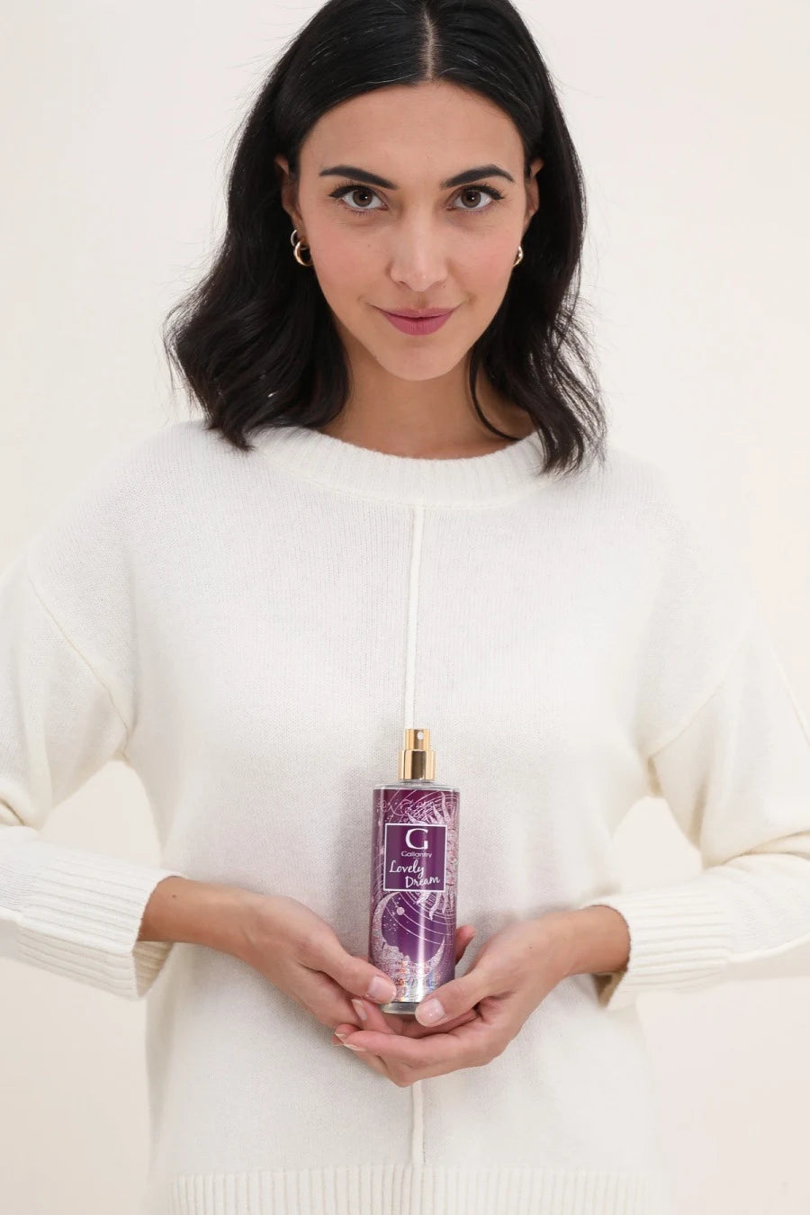 Femme vaporisant la brume parfumée Lovely Dream de Gallantry Paris dans ses cheveux