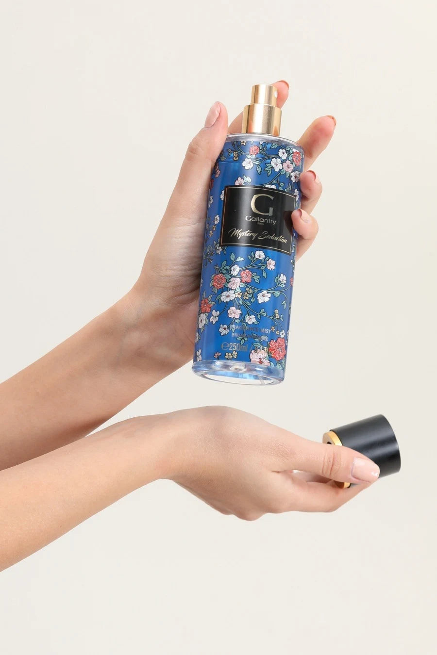 Femme vaporisant la brume parfumée Mystery Seduction de Gallantry dans ses cheveux