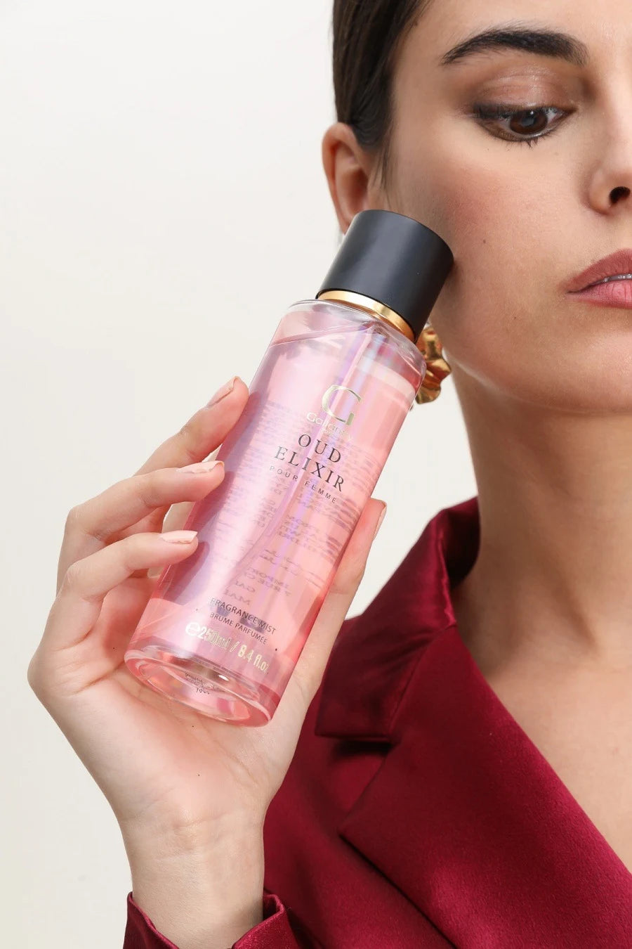 Brume parfumée Oud Elixir de Gallantry vaporisée dans les cheveux