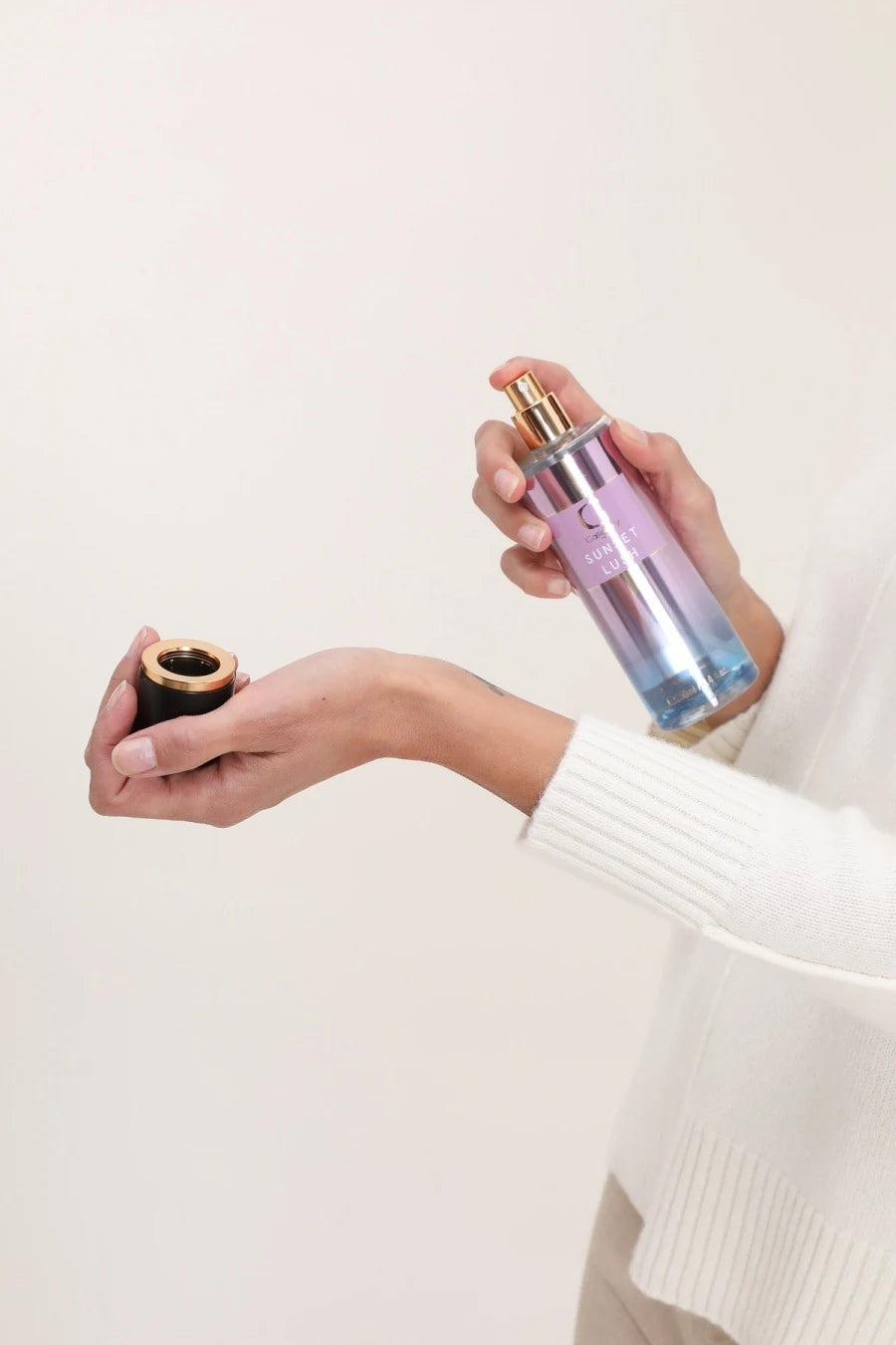 Femme vaporisant la brume parfumée Sunset Lush de Gallantry sur ses cheveux