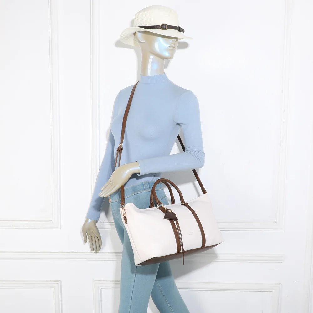 Sac Business Line beige/coffee porté par une femme, à la main ou à l’épaule avec sa bandoulière amovible – réf. OS-51001