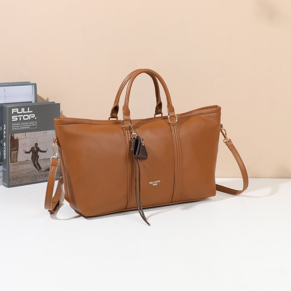 Sac à main Business Line marron posé dans un décor d’intérieur – visuel d’ambiance créé avec l’IA – Gallantry Paris