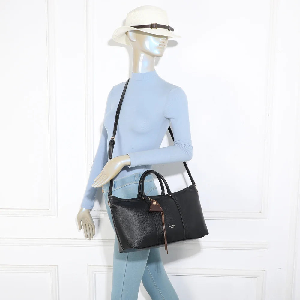 Sac Business Line noir porté par une femme, à la main ou à l’épaule avec sa bandoulière amovible – réf. OS-51001